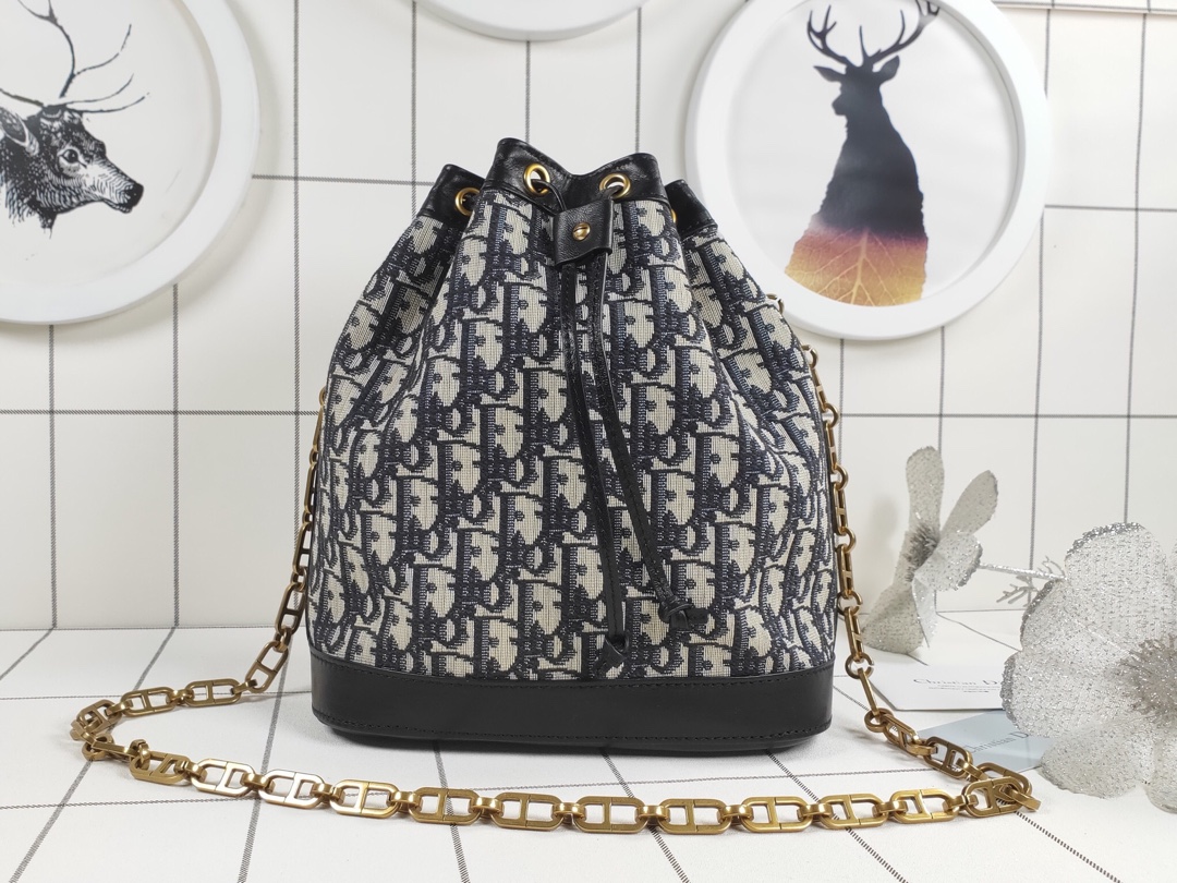 CHANEL    Black Handbag Matlasse Chain Bag