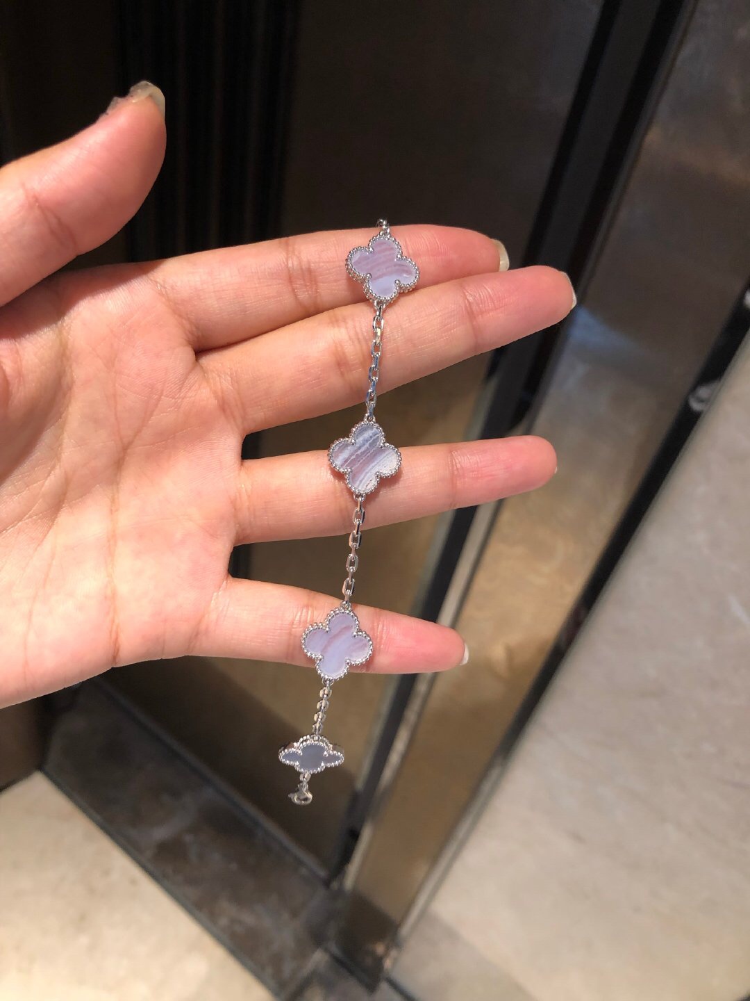 NO:633016,Five-flower bracelet, the color is very real, similar to the original *99.9. You can’t go wrong buying five-flower. The big-name design is still very classic. It will not be out of date for hundreds of years. It can be matched with any jewelry. I have posted it many times for reference. I rarely repost it because it is really good to match. Any photo taken will be a blockbuster. Bracelet, Cartier high-end jewelry19860909五花手链,颜色很真,与原*99.9相似 买五花都不会错,大牌设计还是很经典的,几百年都不会过时,百搭任何珠宝,搭配参考我发过超多次了,几乎很少重复发,因为真的很好搭配,随便拍都是大片,,bracelet,卡迪亚高端饰品,Jewelry