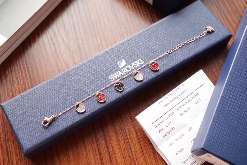  一根洋气的手链会让你整体造型加分不少奸笑好看到没朋友的一款，经典小清新风格的手链，三种彩色Swarov