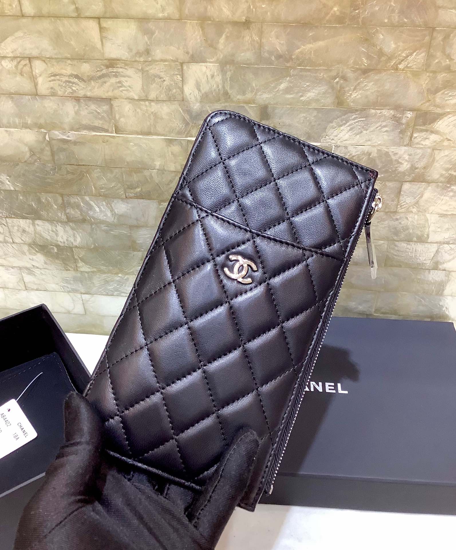Chanel 2022新品 经典款进口羊皮菱格纹双C手机包 卡包 A84402黑色/银扣