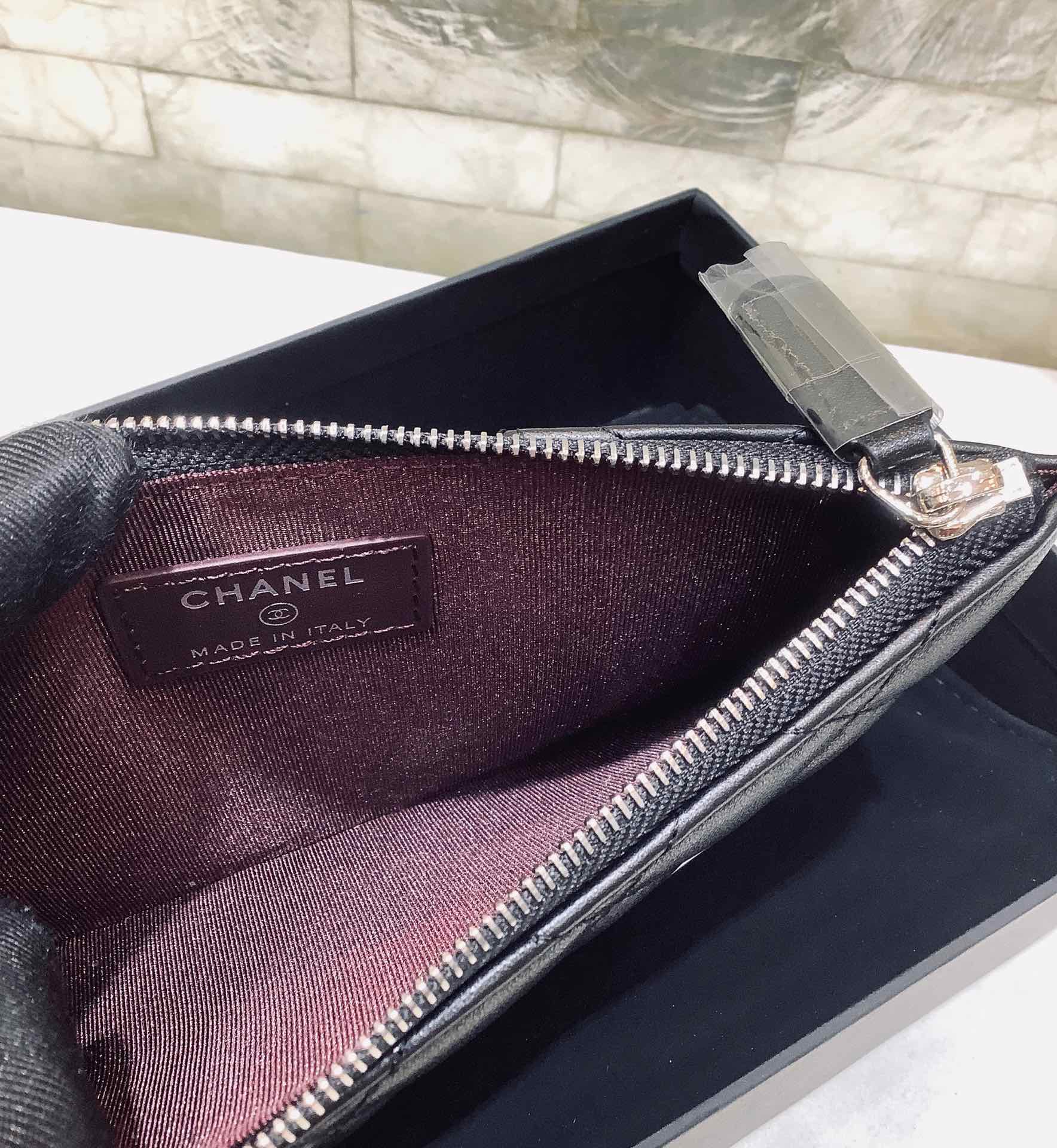 Chanel 2022新品 经典款进口羊皮菱格纹双C手机包 卡包 A84402黑色/银扣