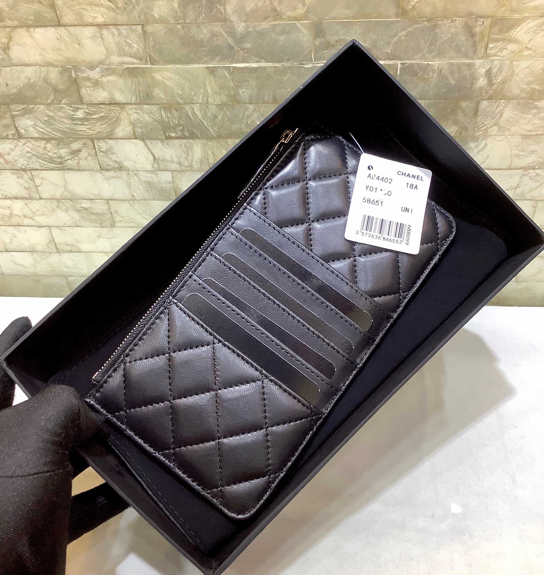 Chanel 2022新品 经典款进口羊皮菱格纹双C手机包 卡包 A84402黑色/金扣