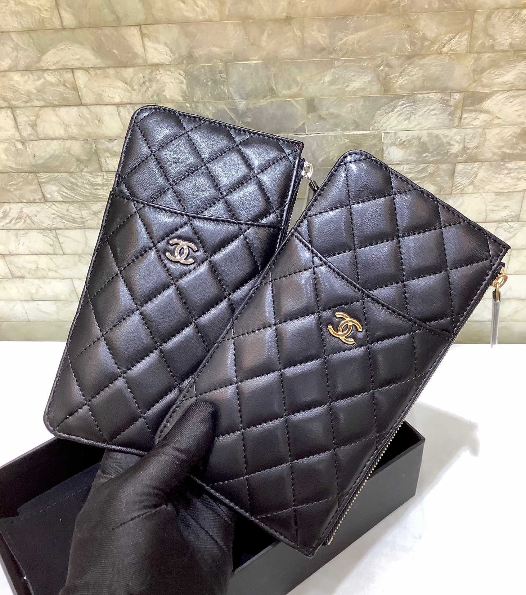 Chanel 2022新品 经典款进口羊皮菱格纹双C手机包 卡包 A84402黑色/金扣