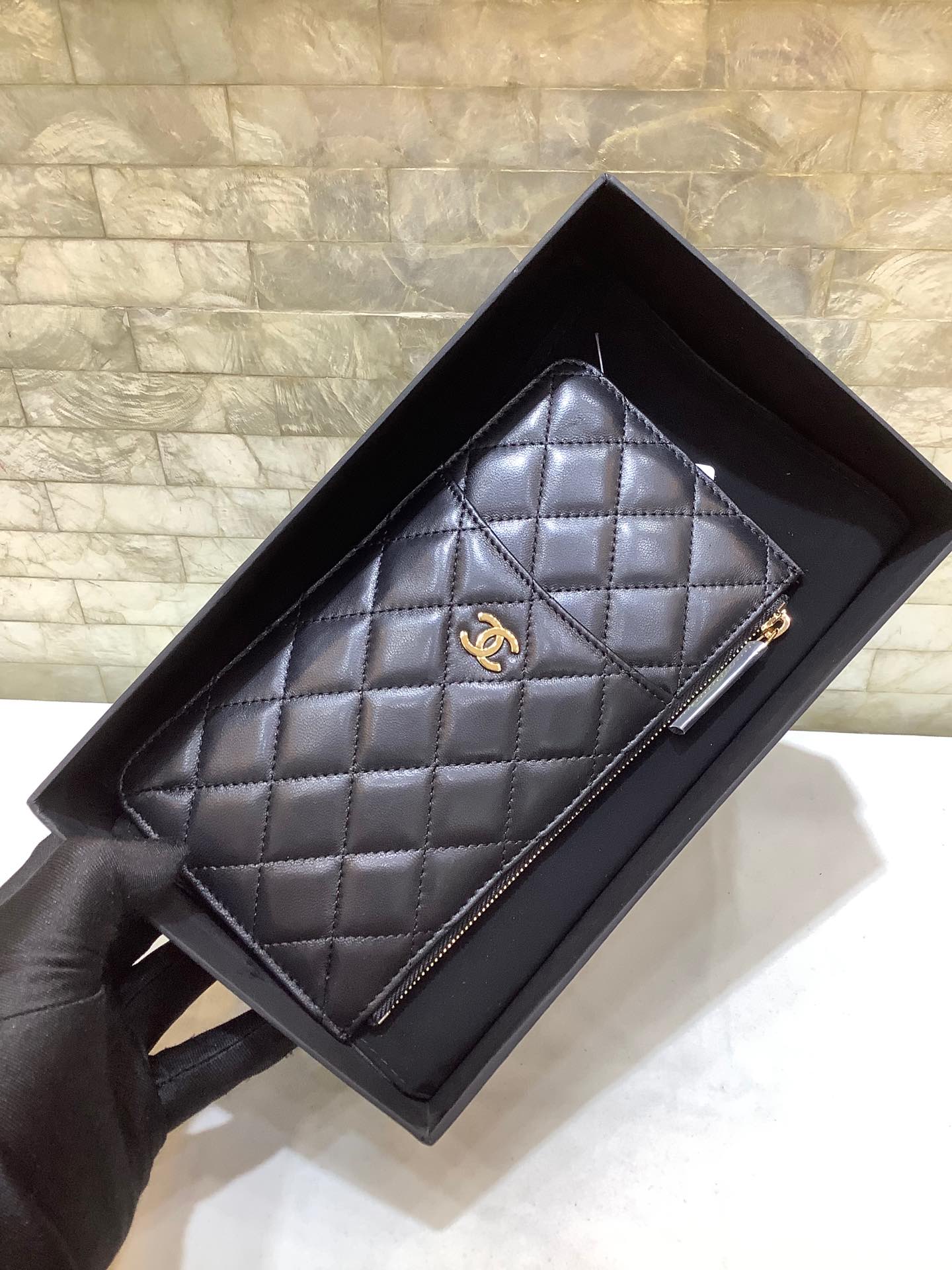 Chanel 2022新品 经典款进口羊皮菱格纹双C手机包 卡包 A84402黑色/金扣