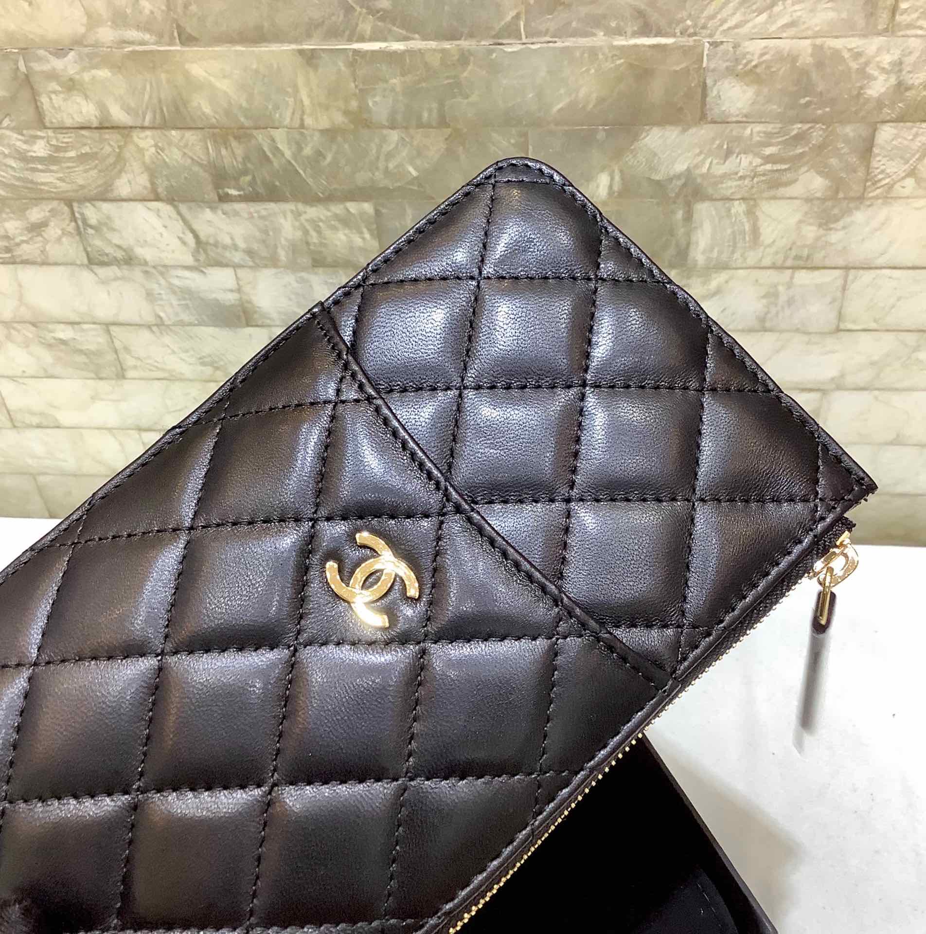 Chanel 2022新品 经典款进口羊皮菱格纹双C手机包 卡包 A84402黑色/金扣