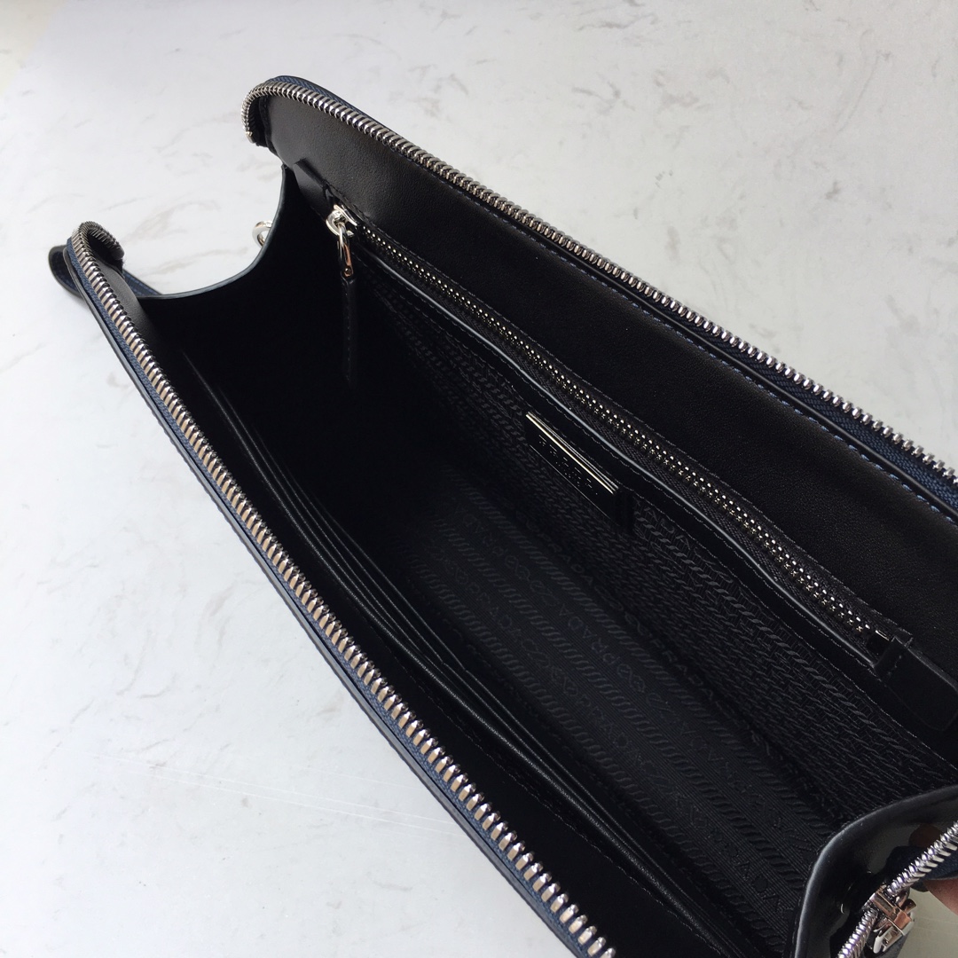 PRADA普拉达进口Saffiano皮革男士手包2VF056