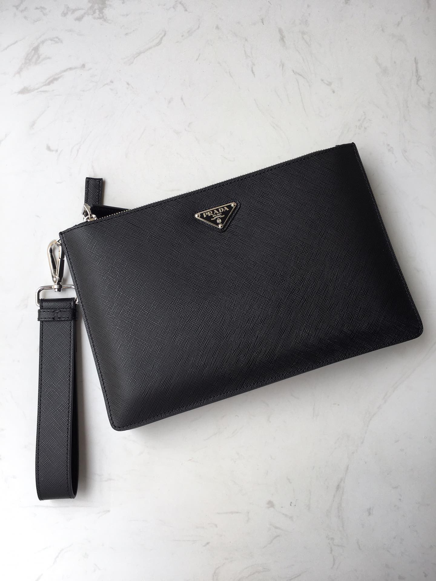 PRADA普拉达进口Saffiano皮革材质男士手包2VF024