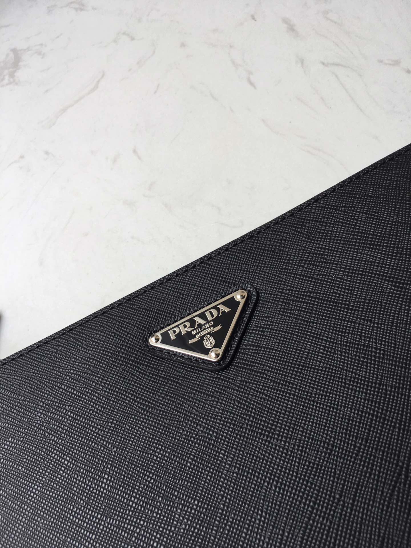 PRADA普拉达进口Saffiano皮革材质男士手包2VF024