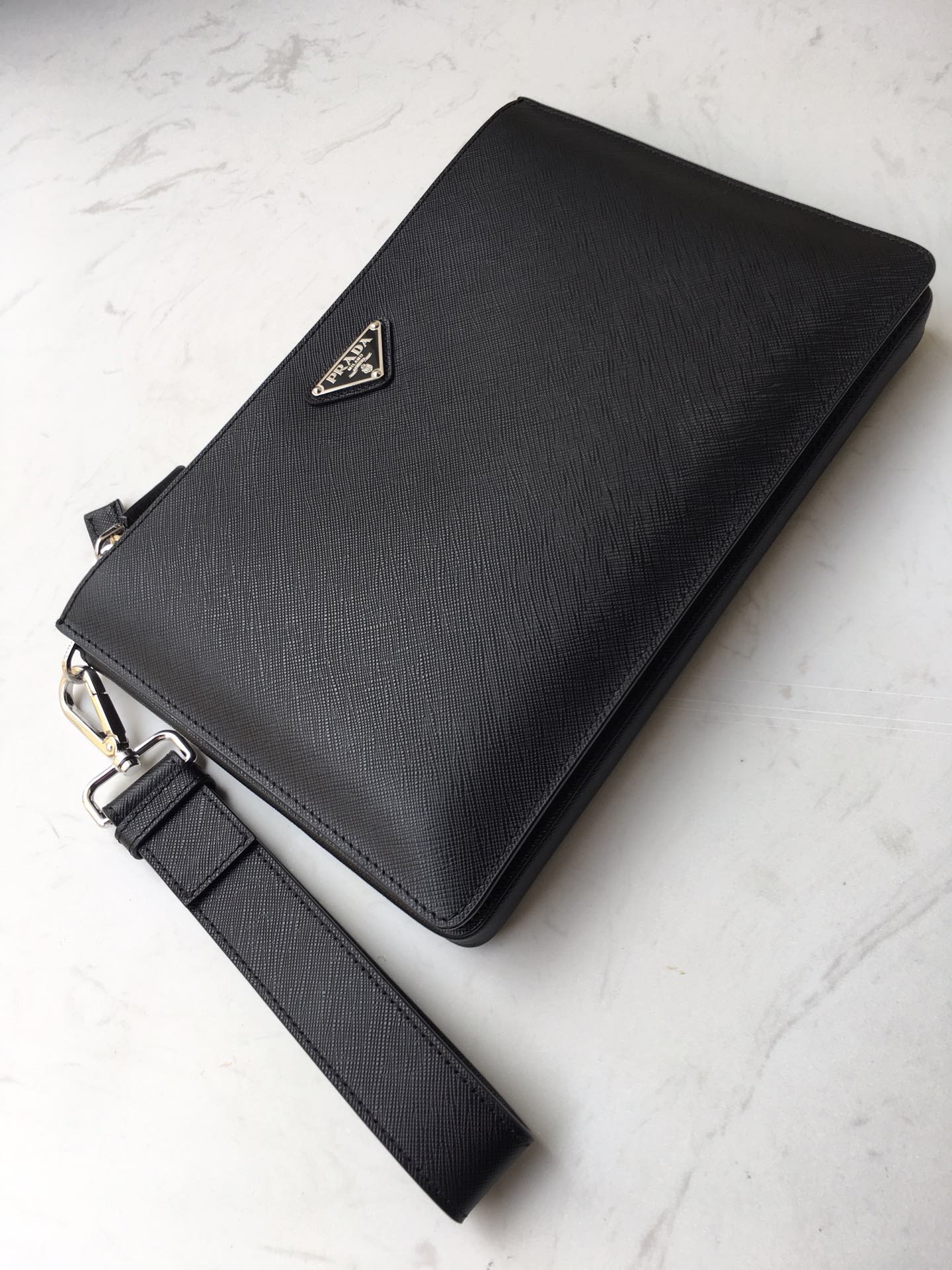 PRADA普拉达进口Saffiano皮革材质男士手包2VF024