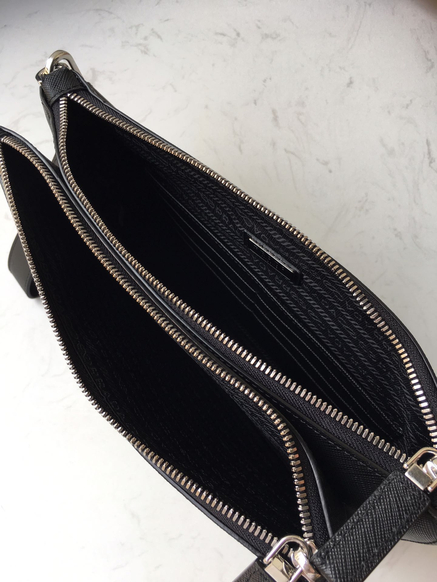 PRADA普拉达进口Saffiano皮革材质男士手包2VF024