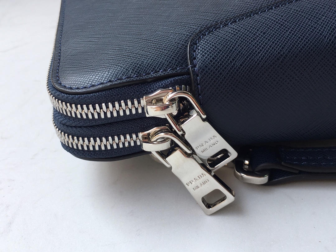 PRADA普拉达进口十字纹牛皮男士手包VA81188