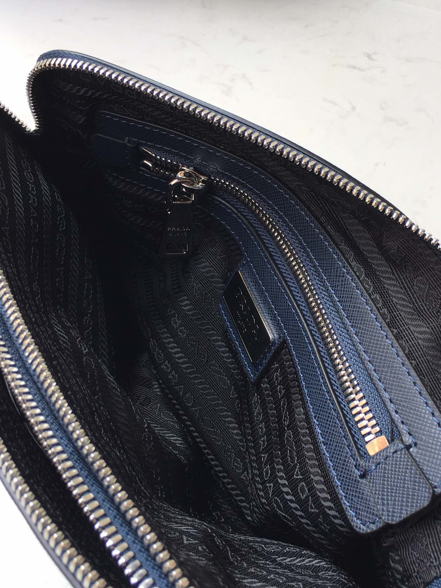 PRADA普拉达进口十字纹牛皮男士手包VA81188