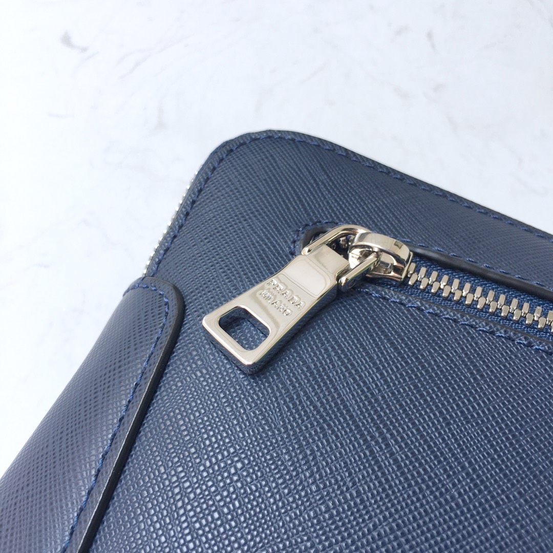 PRADA普拉达进口十字纹牛皮男士手包VA81188