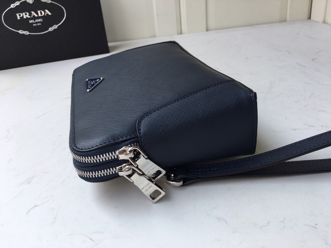 PRADA普拉达进口十字纹牛皮男士手包VA81188