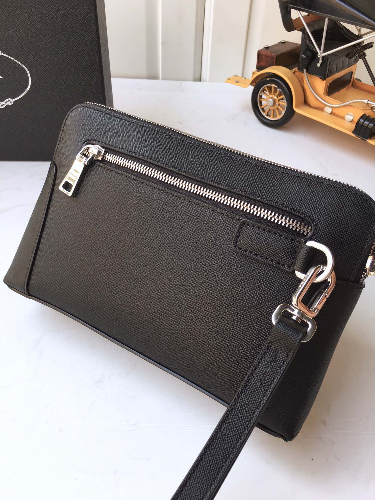 PRADA普拉达进口十字纹牛皮男士手包VA81188