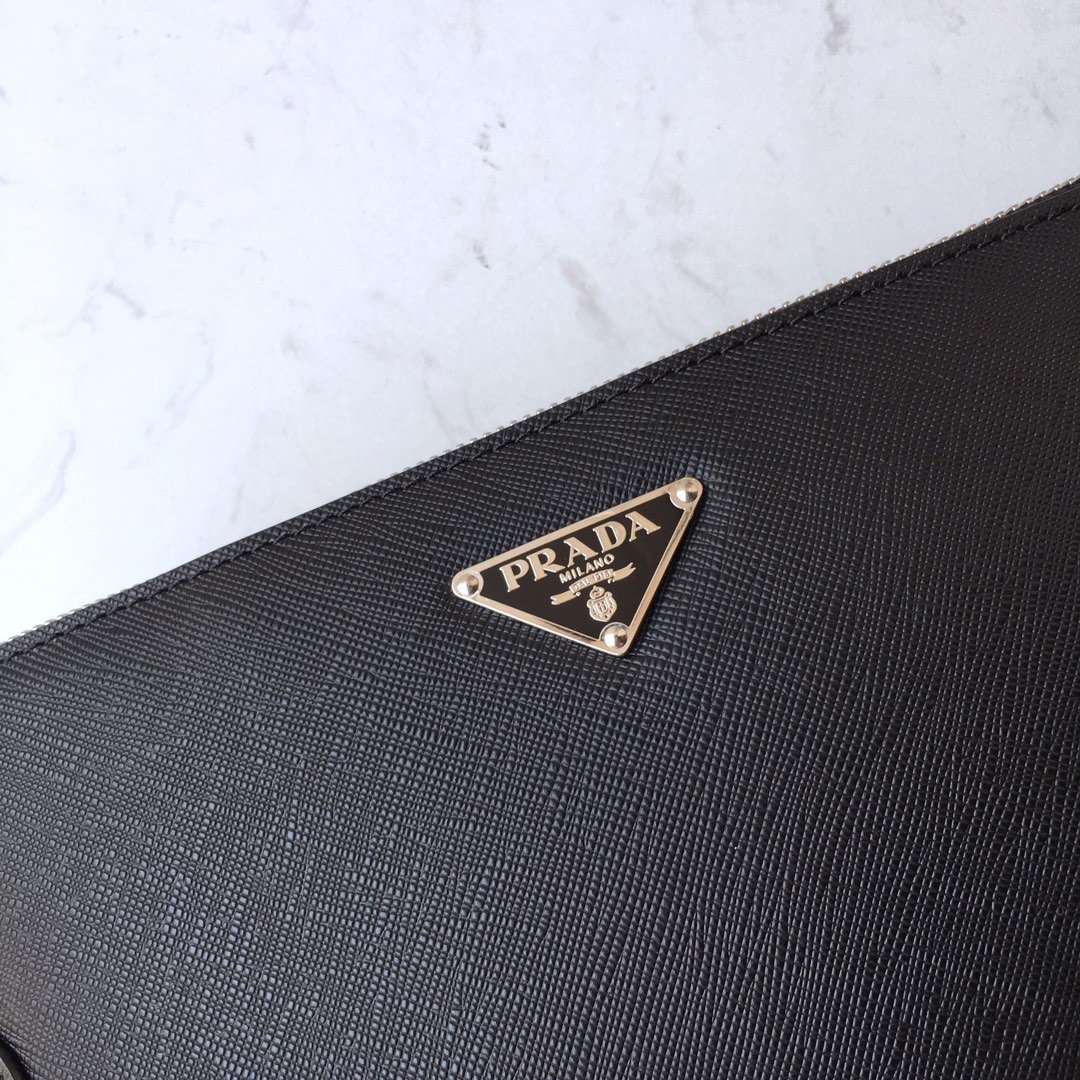 PRADA普拉达进口十字纹牛皮男士手包VA81188