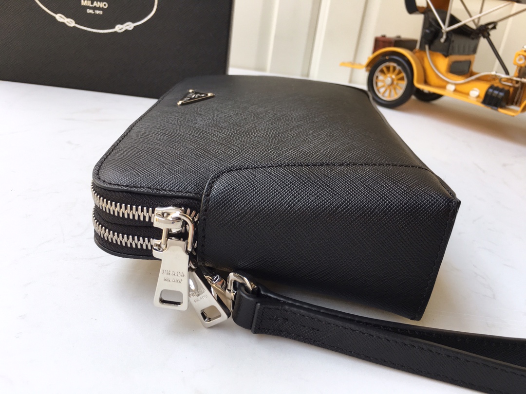 PRADA普拉达进口十字纹牛皮男士手包VA81188