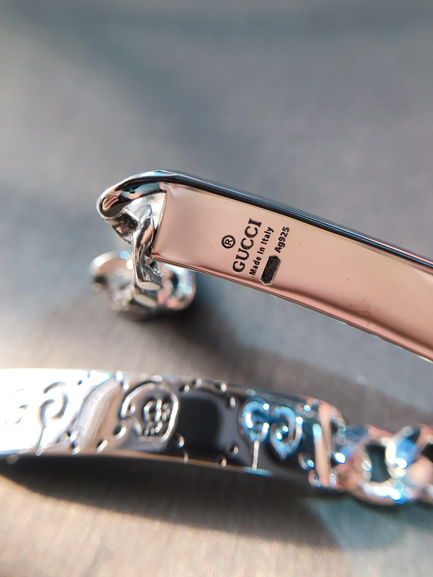 NO:104327,Recommended Valentine's Day gift models My real photos of men and women have been put into the inventory. The bottom buckle details are perfect. Gucci skull couple bracelet, Gucci bracelet, gucci, bracelet19860909情人节礼物推荐款 我家实拍男女手链都已经入库 底部扣头细节,堪称完美不过分 古驰骷髅头情侣手链,古驰手链,gucci,bracelet,Jewelry