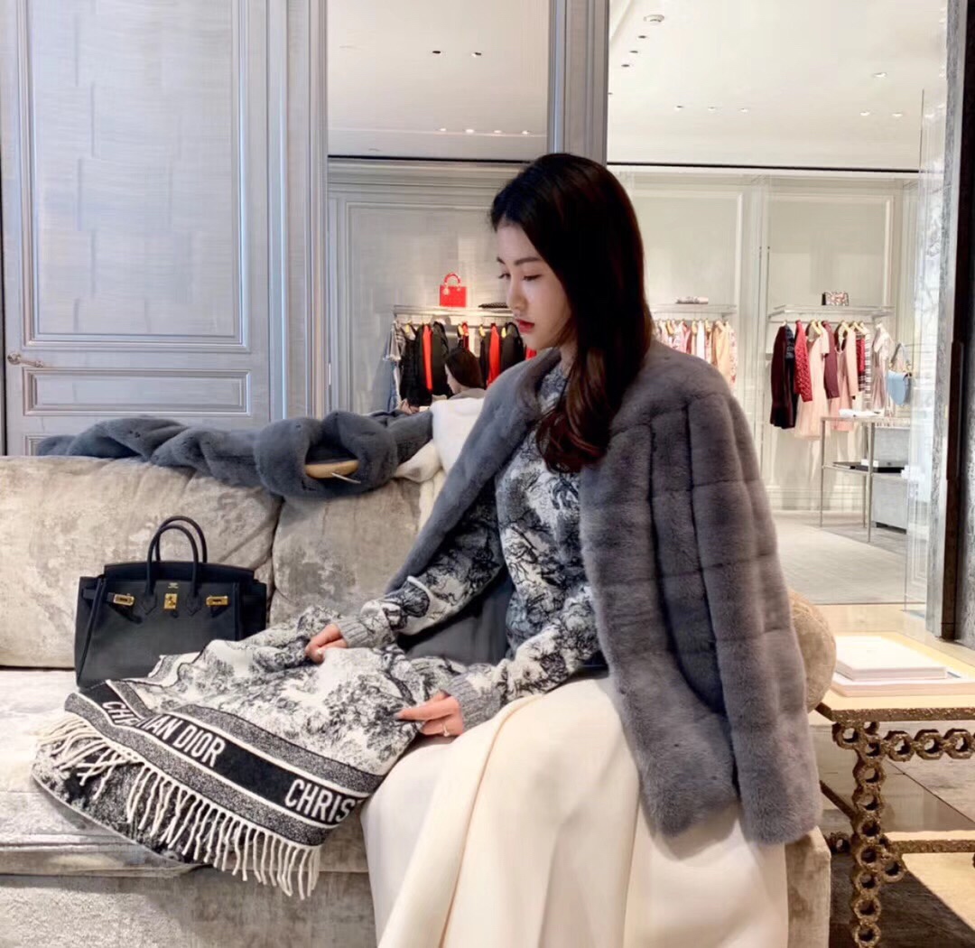 NO:163027,The dior cashmere double-sided design feels trendy!  The big-name styles that I love are super large, multi-functional and versatile. Classic styles, elegant and fashionable, very easy to control. Specifications 70-180cm, ordinary scarf, dior, shawls19860909批 dior羊绒双面设计感潮流有范 ！超爱的大牌款式 羊绒披肩超大多功能百搭.款式经典 大方时髦非常好驾驭 规格70-180cm,普通围巾,dior,shawls,scarf