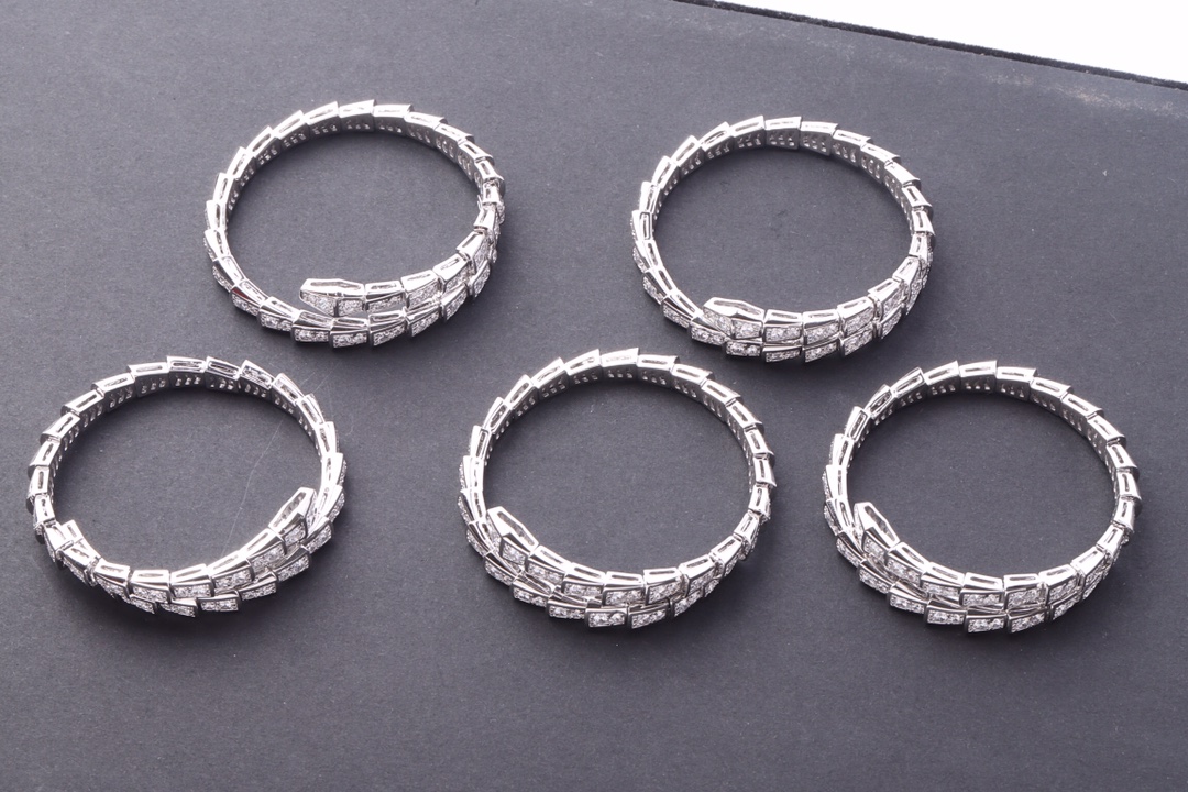 Bvlgari BVLGARI 《宝格丽》蛇镯、级定制 K金工艺 做工精湛 高端定制 同 一样 手镯有弹性、可以略调大小