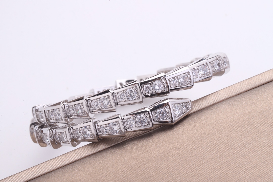 Bvlgari BVLGARI 《宝格丽》蛇镯、级定制 K金工艺 做工精湛 高端定制 同 一样 手镯有弹性、可以略调大小