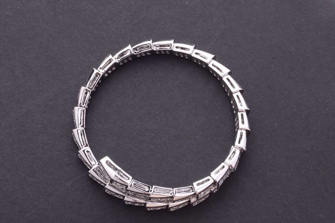 Bvlgari BVLGARI 《宝格丽》蛇镯、级定制 K金工艺 做工精湛 高端定制 同 一样 手镯有弹性、可以略调大小