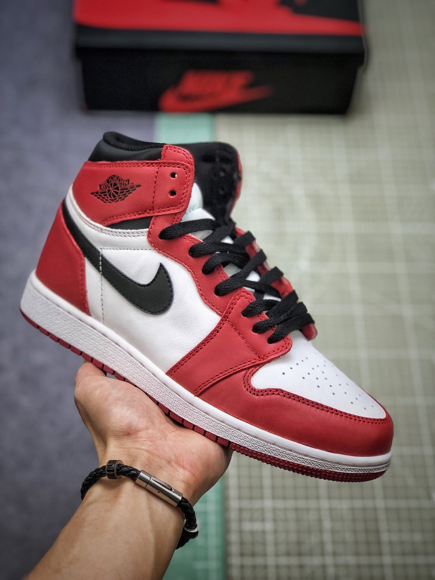 💰380
”Air Jordan AJ1 Retro OG  重金打造 全新个人订单 全新修正鞋型 屁股更养眼 全头层牛皮 立体飞翼 完美鞋头冲孔 头层真标 质感无敌
货号：575441 104  芝加哥配色
鞋码：36 36.5 37.5 38 38.5 39 40 40.5 41 42 42.5 43 44 44.5 45