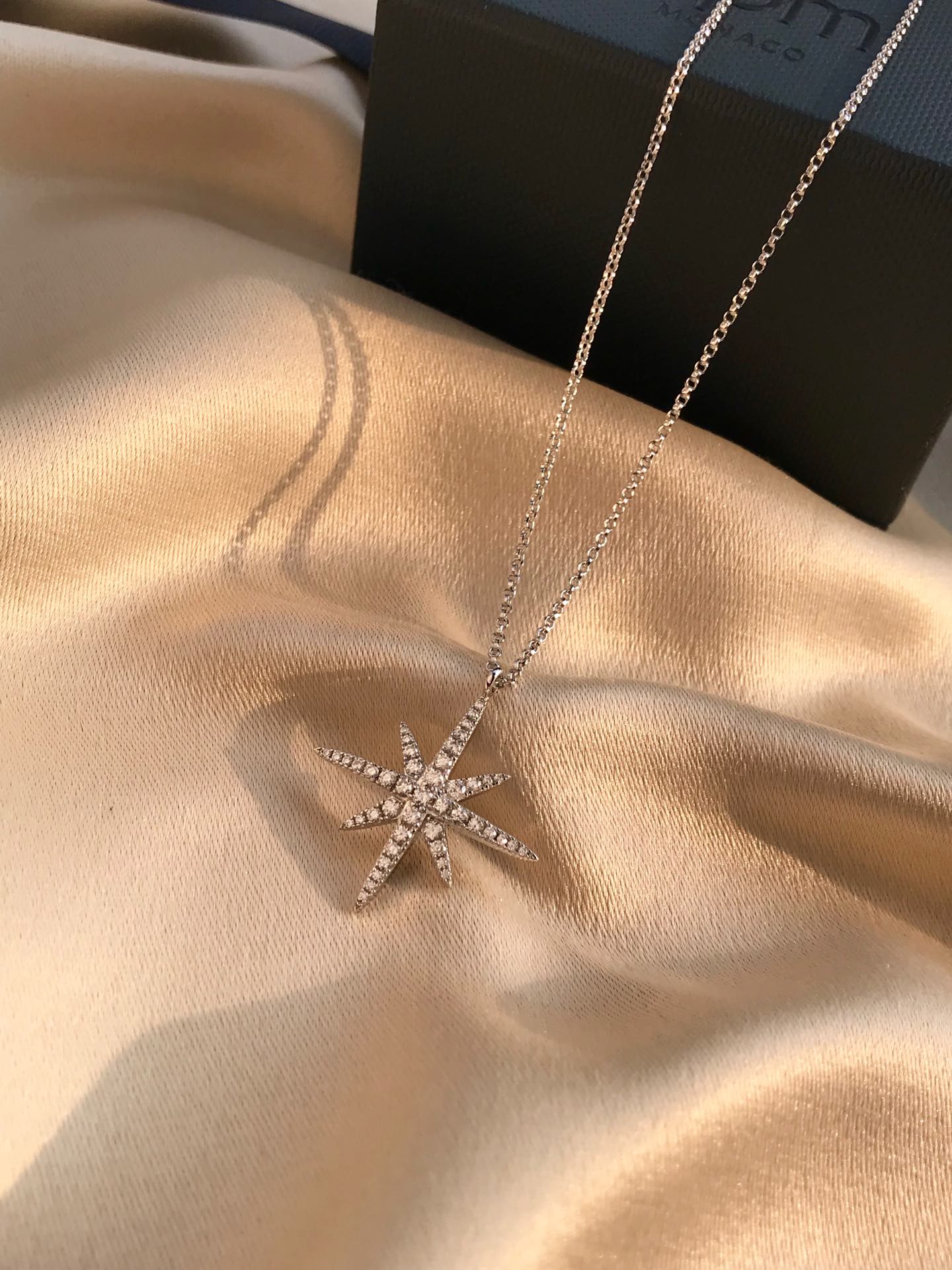 NO:104366,APM Silver Inlaid Crystal Diamond Single Meteor Necklace Made in 925 Sterling Silver!  Shining small zircon hand-set. The multiple cutting surfaces of the small zircon are shining in the sun. The meteors shine, shining in life. The necklace length is 65cm adjustable!  ,Apm necklace,necklace,pure silver19860909APM 银镶晶钻单流星项链 925纯银材质！闪亮小锆石手工镶嵌 小锆石的多个切割面在阳光下熠熠生辉 bling bling～流星闪耀,闪烁人生 项链长度65cm可调节！,Apm项链,necklace,pure silver,Jewelry