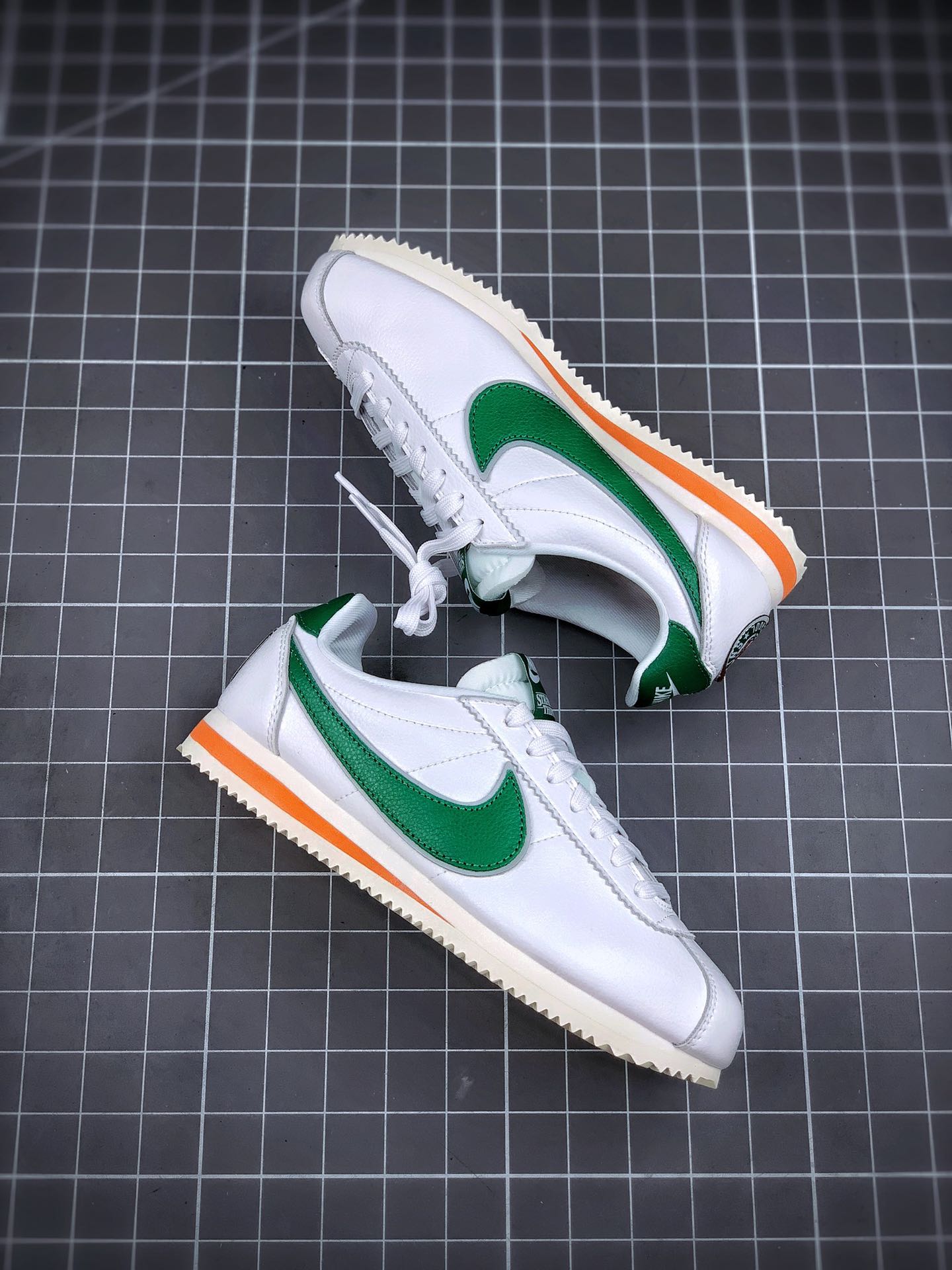 95 美剧《Stranger Things》怪奇物语限定配色 x Nike Classic Cortez QS  ”Hawkins High”阿甘复古初代皮革慢跑鞋“皮革白深绿桔红校徽”CJ6106-100