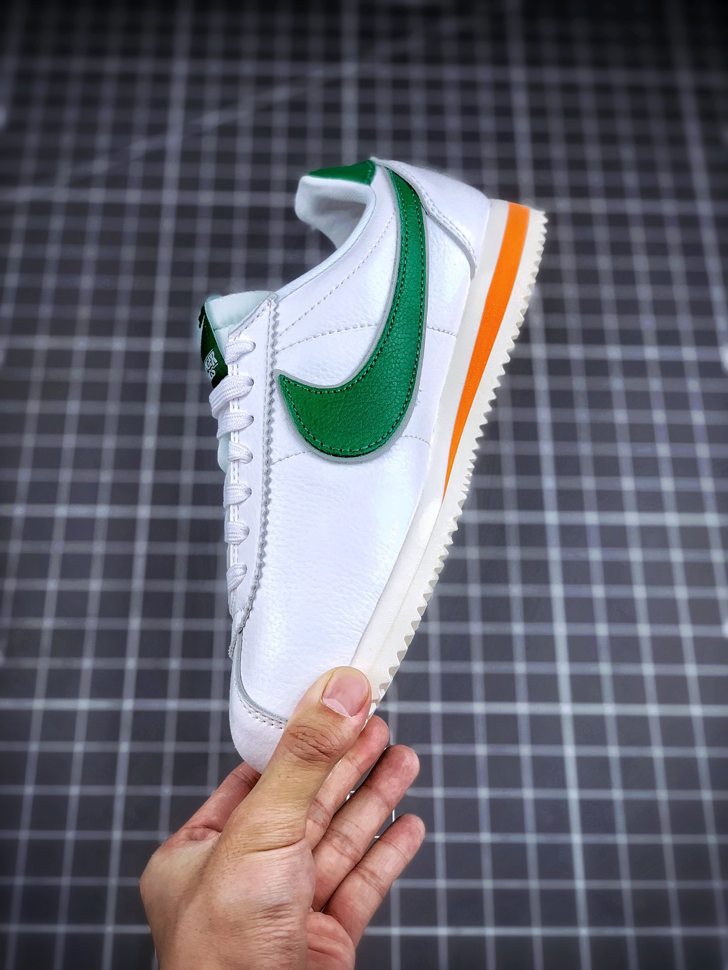 95 美剧《Stranger Things》怪奇物语限定配色 x Nike Classic Cortez QS  ”Hawkins High”阿甘复古初代皮革慢跑鞋“皮革白深绿桔红校徽”CJ6106-100