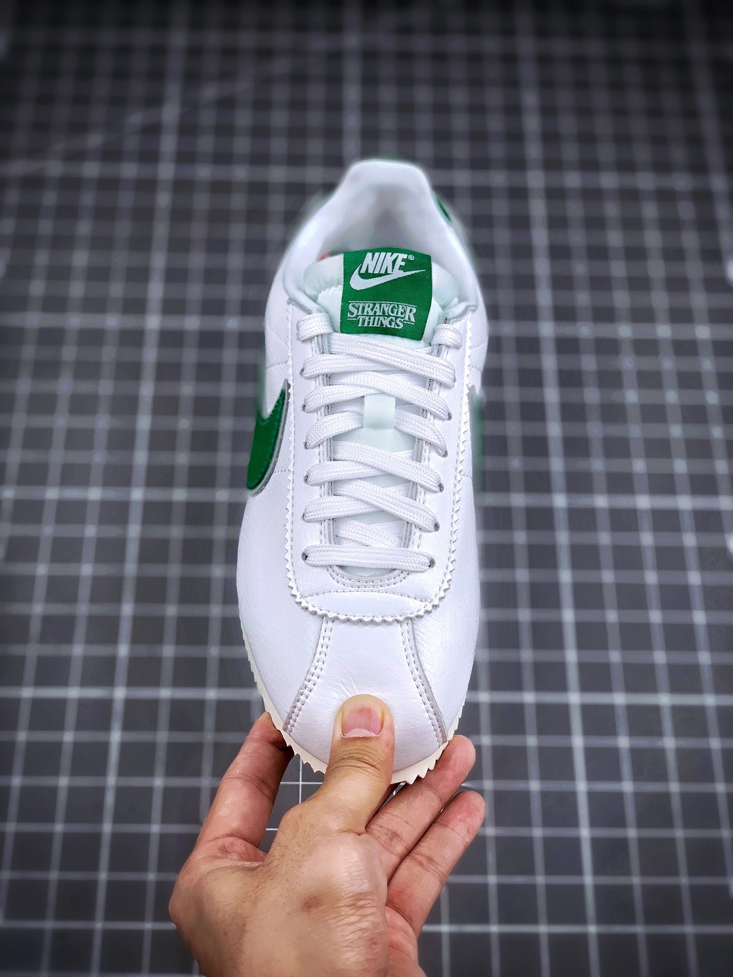 95 美剧《Stranger Things》怪奇物语限定配色 x Nike Classic Cortez QS  ”Hawkins High”阿甘复古初代皮革慢跑鞋“皮革白深绿桔红校徽”CJ6106-100