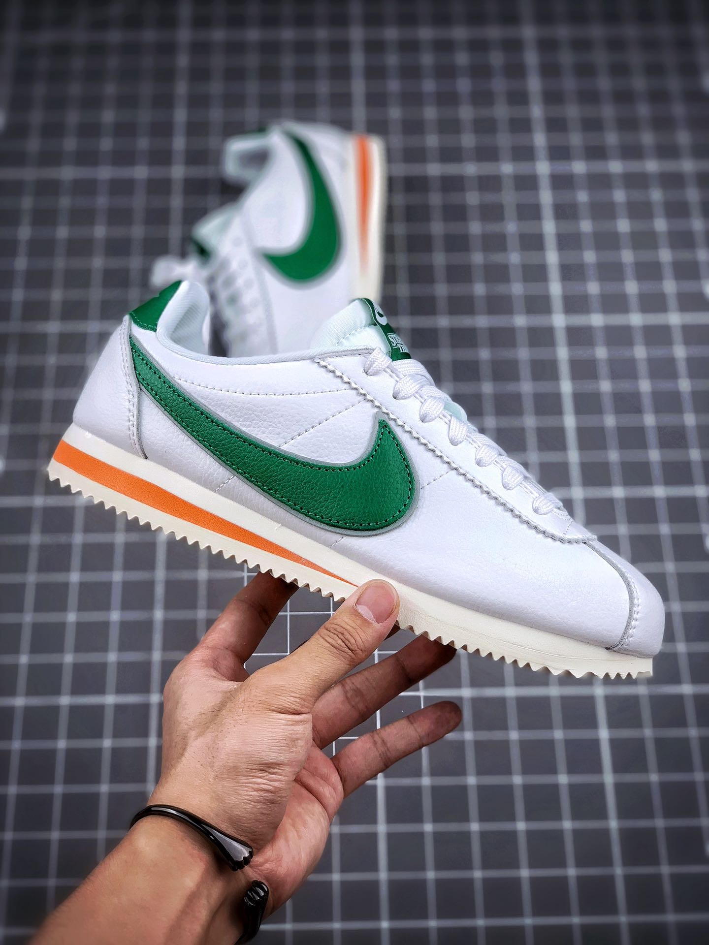 95 美剧《Stranger Things》怪奇物语限定配色 x Nike Classic Cortez QS  ”Hawkins High”阿甘复古初代皮革慢跑鞋“皮革白深绿桔红校徽”CJ6106-100
