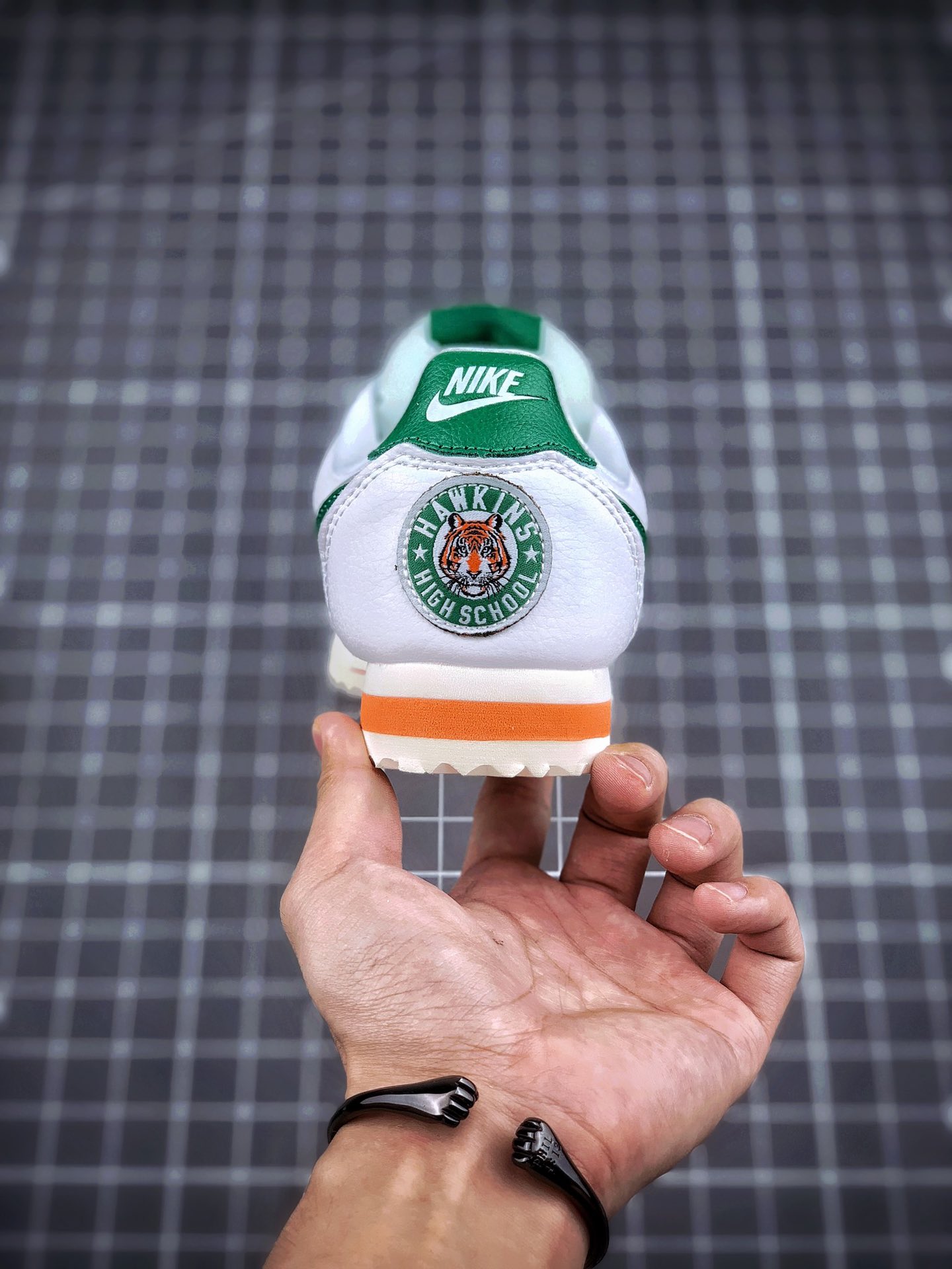 95 美剧《Stranger Things》怪奇物语限定配色 x Nike Classic Cortez QS  ”Hawkins High”阿甘复古初代皮革慢跑鞋“皮革白深绿桔红校徽”CJ6106-100
