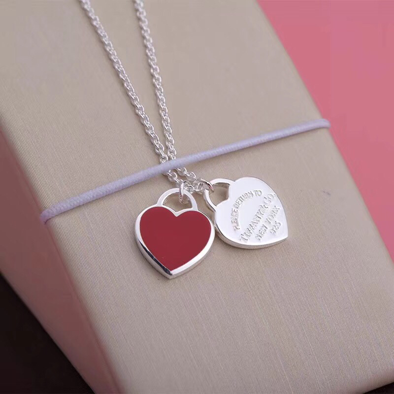 Tiffany & Co. 双心形珐琅蓝心、粉心爱心吊坠项链 双桃心项链流行的蒂芙尼主题 永远是众人瞩目的焦点 链长40 粉色，蓝色、红色 三色可选