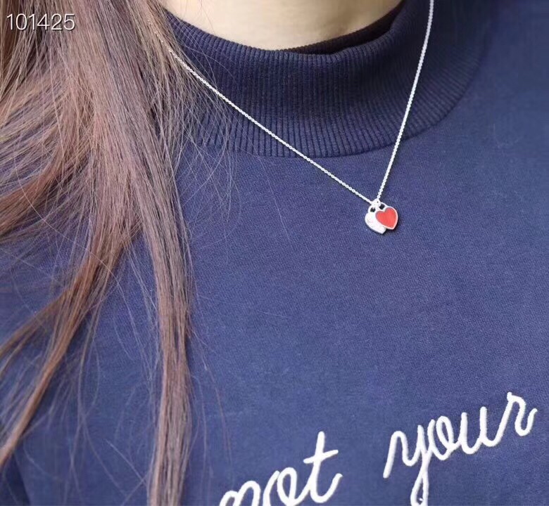 Tiffany & Co. 双心形珐琅蓝心、粉心爱心吊坠项链 双桃心项链流行的蒂芙尼主题 永远是众人瞩目的焦点 链长40 粉色，蓝色、红色 三色可选