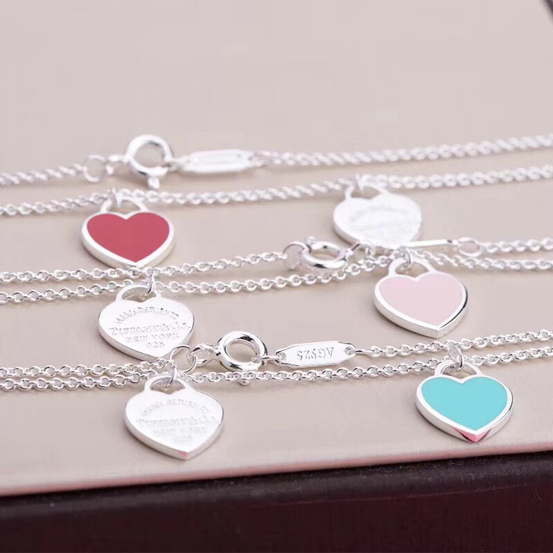 Tiffany & Co. 双心形珐琅蓝心、粉心爱心吊坠项链 双桃心项链流行的蒂芙尼主题 永远是众人瞩目的焦点 链长40 粉色，蓝色、红色 三色可选