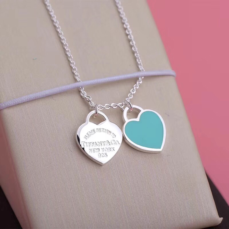 Tiffany & Co. 双心形珐琅蓝心、粉心爱心吊坠项链 双桃心项链流行的蒂芙尼主题 永远是众人瞩目的焦点 链长40 粉色，蓝色、红色 三色可选