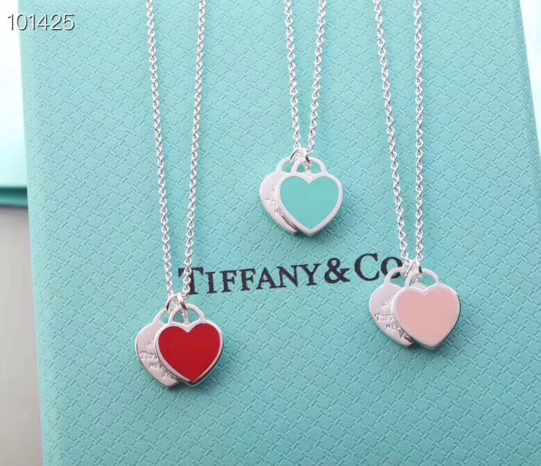 Tiffany & Co. 双心形珐琅蓝心、粉心爱心吊坠项链 双桃心项链流行的蒂芙尼主题 永远是众人瞩目的焦点 链长40 粉色，蓝色、红色 三色可选