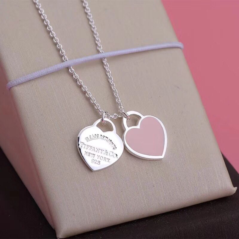 Tiffany & Co. 双心形珐琅蓝心、粉心爱心吊坠项链 双桃心项链流行的蒂芙尼主题 永远是众人瞩目的焦点 链长40 粉色，蓝色、红色 三色可选