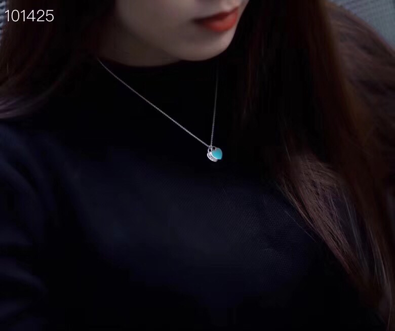 Tiffany & Co. 双心形珐琅蓝心、粉心爱心吊坠项链 双桃心项链流行的蒂芙尼主题 永远是众人瞩目的焦点 链长40 粉色，蓝色、红色 三色可选