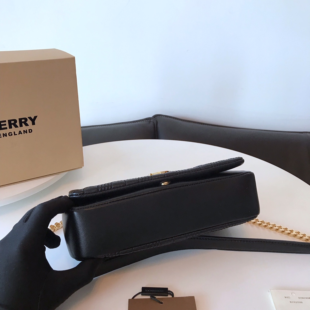 BURBERRY🇬🇧B家专柜最新款萝拉包出货！🎁立体版型的双色时装走秀款✌️采用进口小羊皮材质精制打造，
