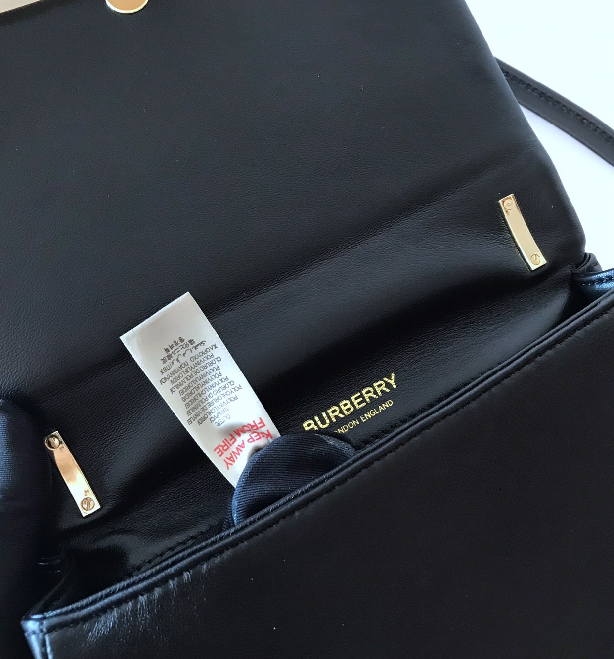 BURBERRY🇬🇧B家专柜最新款萝拉包出货！🎁立体版型的双色时装走秀款✌️采用进口小羊皮材质精制打造，