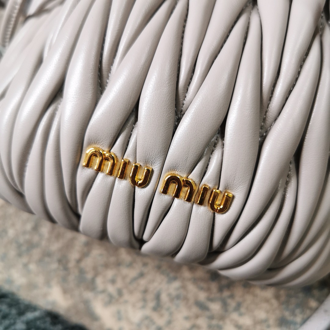 MIUMIU缪缪顶级进口羊皮皱褶凸纹压花水桶包5BE014