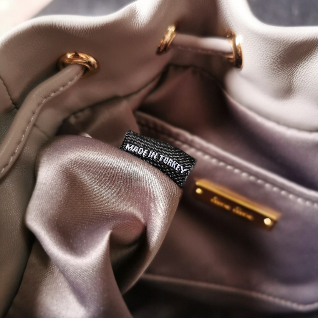 MIUMIU缪缪顶级进口羊皮皱褶凸纹压花水桶包5BE014