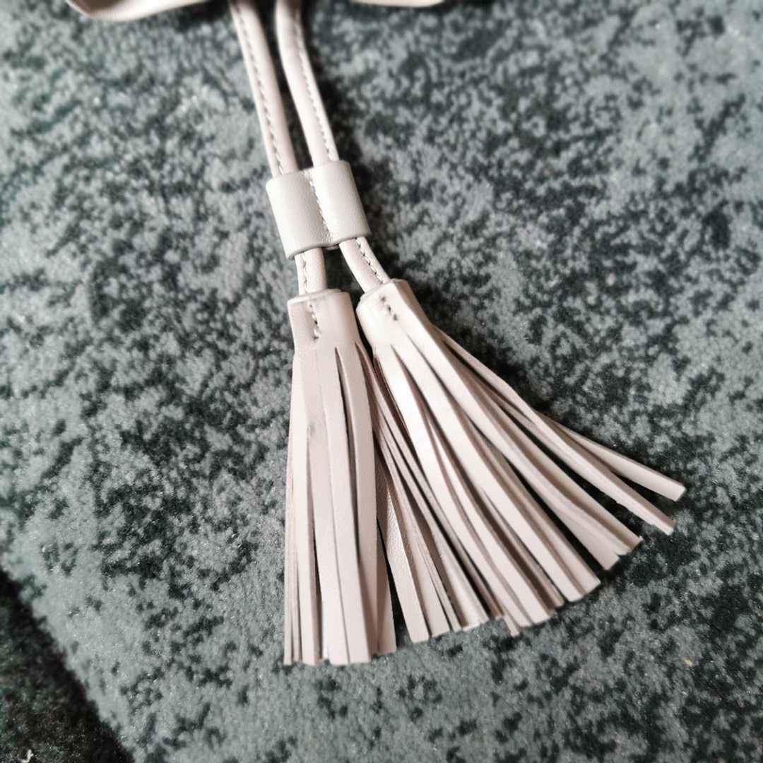 MIUMIU缪缪顶级进口羊皮皱褶凸纹压花水桶包5BE014