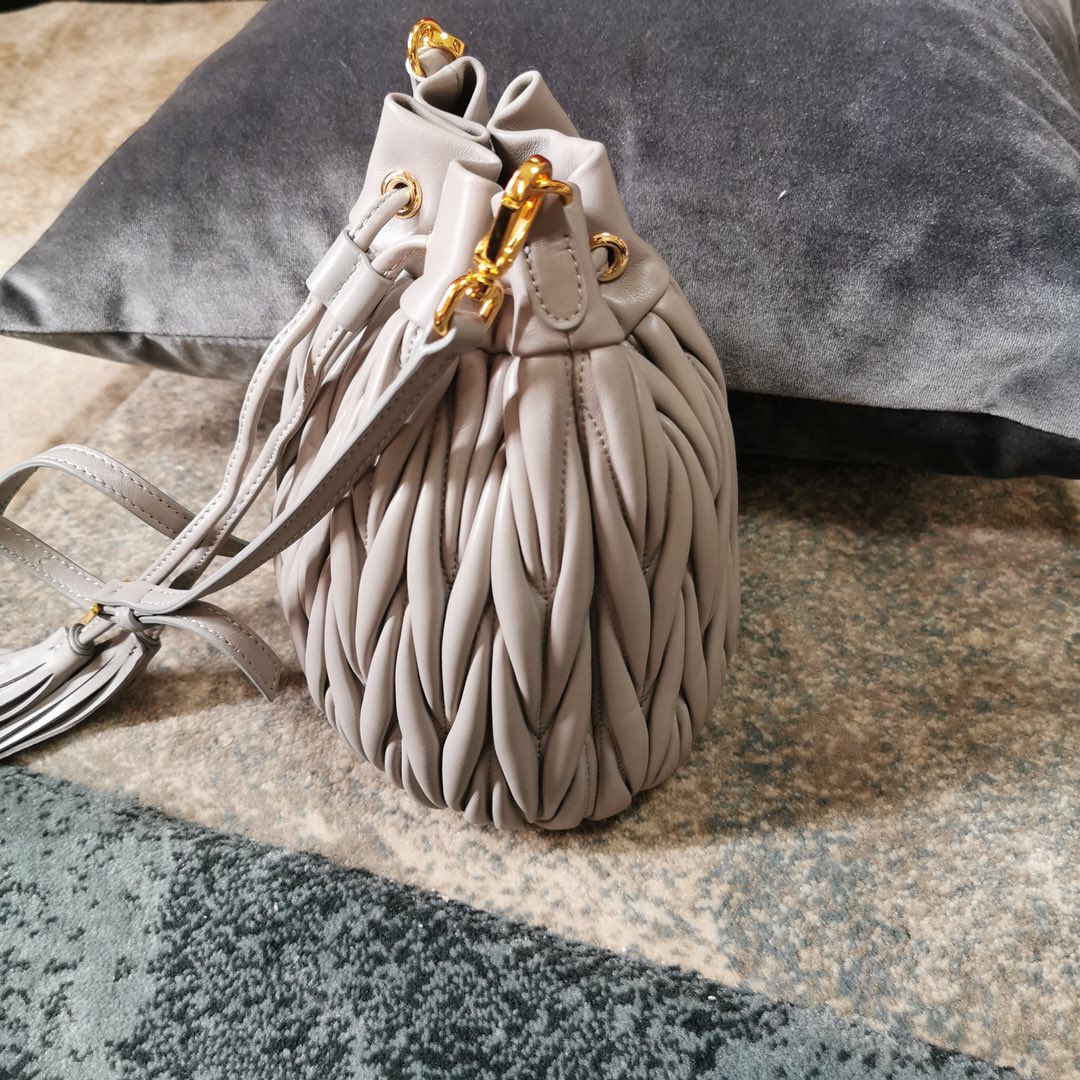 MIUMIU缪缪顶级进口羊皮皱褶凸纹压花水桶包5BE014