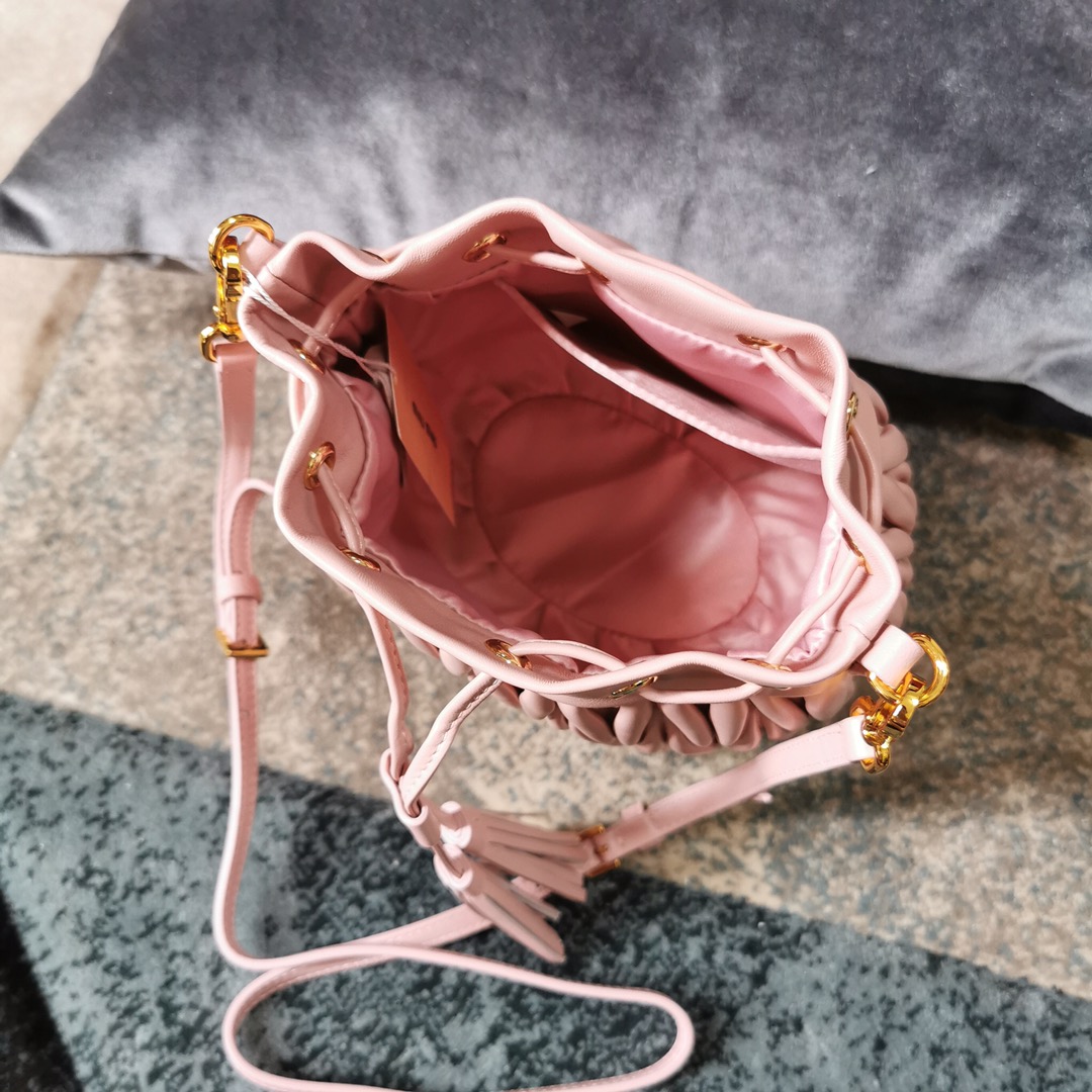 MIUMIU缪缪顶级进口羊皮皱褶凸纹压花水桶包5BE014