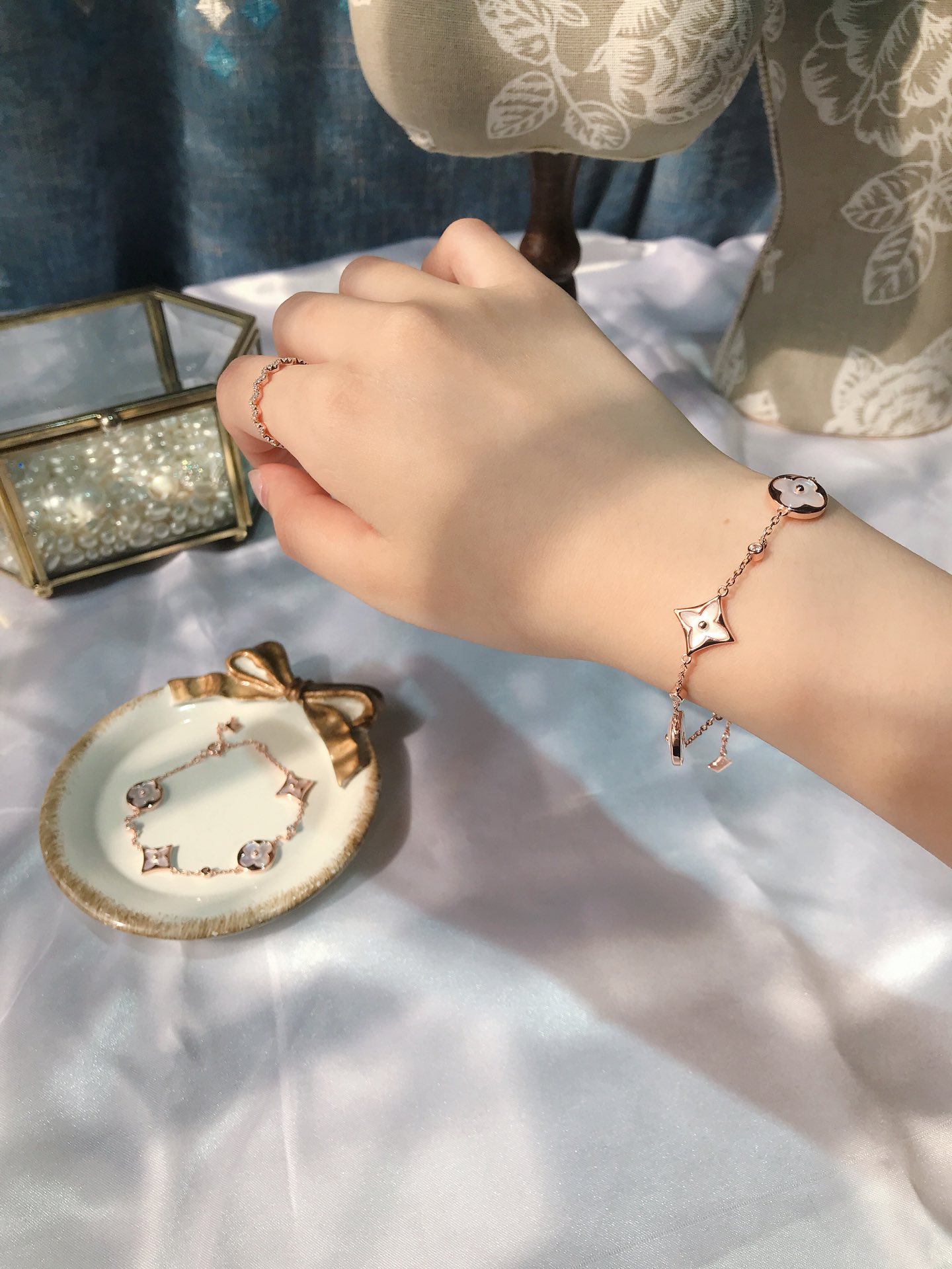 NO:360827,L v Louis Vuitton 4-flower bracelet, addictive and unexciting, the lasting diamond and round combination, full curves, smooth lines, Lv bracelet, louis vuitton, louis vuitton, bracelet19860909L v 路易威登 4花手链 令人沉迷无法自拔 经久不衰的菱形和圆形搭配 弧度饱满 线条流畅,Lv手链,louis vuitton,louis vuitton,bracelet,Jewelry
