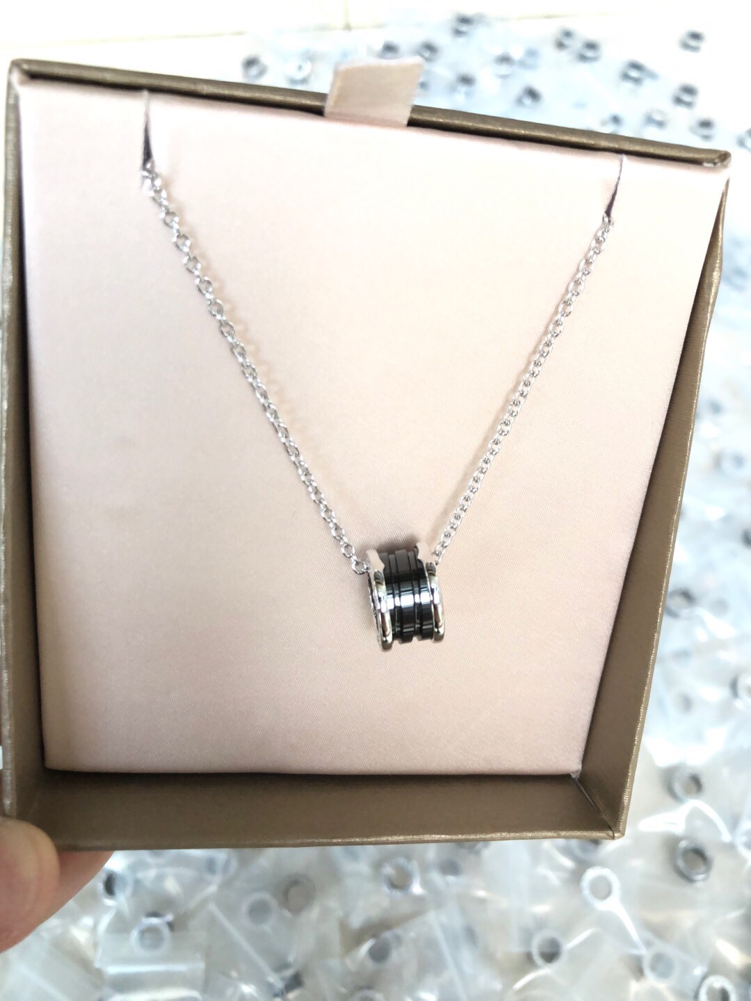 Bvlgari 宝格丽BV慈善款小红人项链 一直的 款 、永恒 美到摘不下来～各种明星 黑陶瓷925纯银