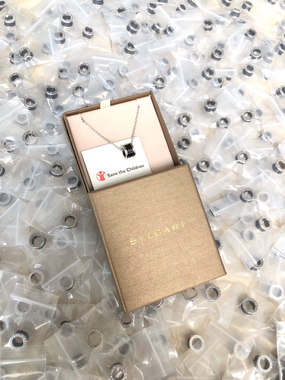 Bvlgari 宝格丽BV慈善款小红人项链 一直的 款 、永恒 美到摘不下来～各种明星 黑陶瓷925纯银